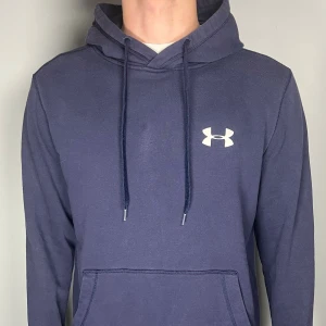 Under Armour hoodie - Säljer en riktigt snygg och trendig Under Armour hoodie i fint, storlek M, vid frågor är det bara att skriva //Gramenti