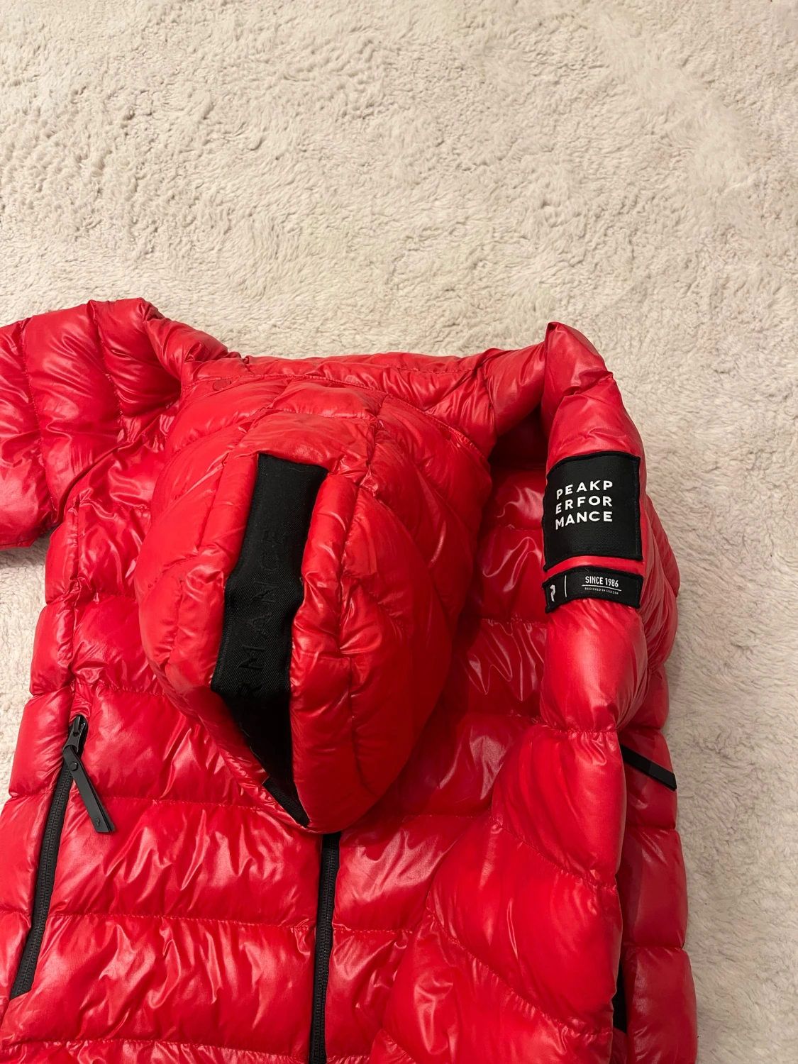 Röd Peak Performance dunjacka med huva - 3