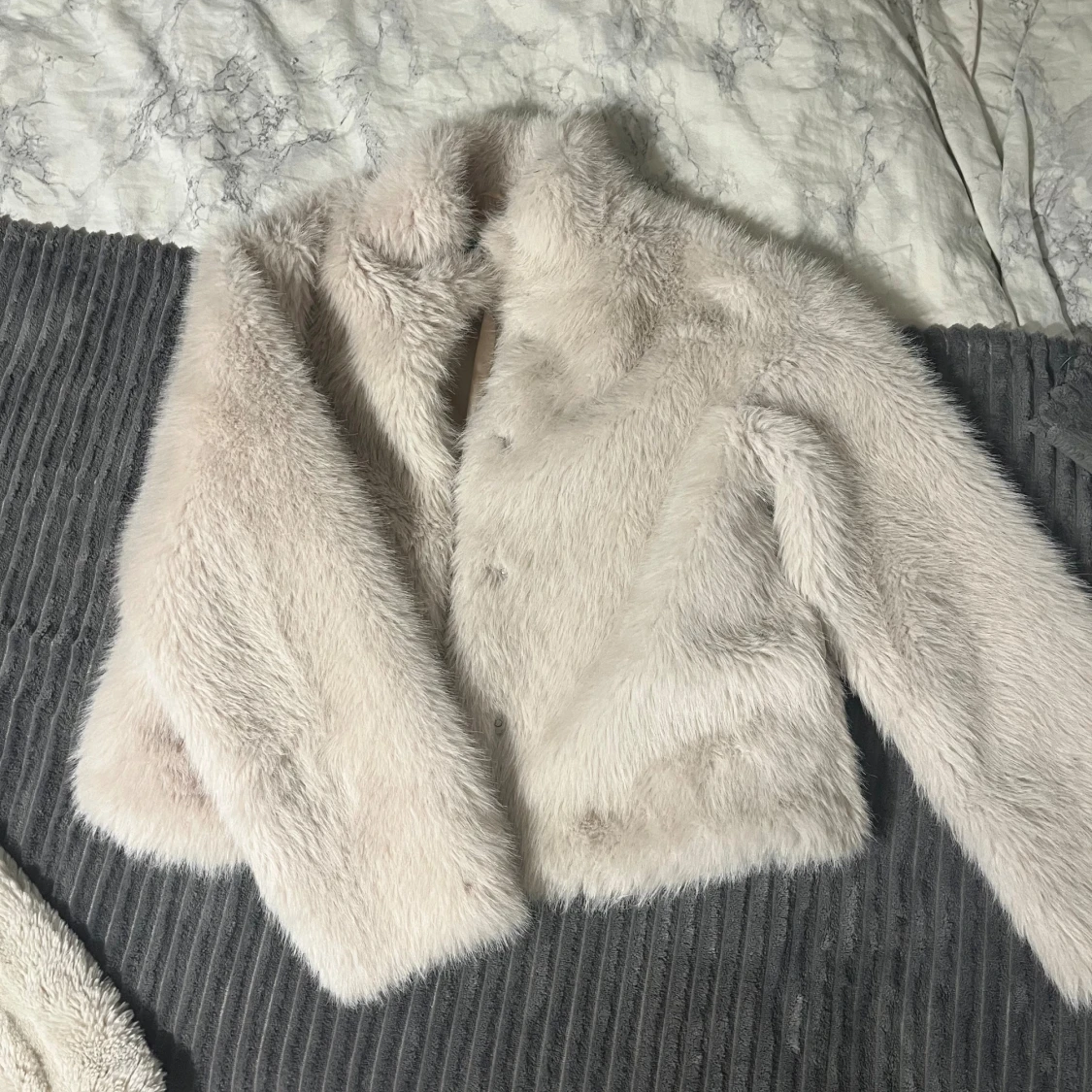 Beige pälsjacka från Vero Moda - 2