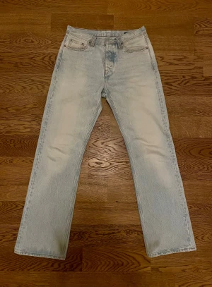 HOPE Rush Denim Ljusblåa Jeans - HOPE Rush Denim ljusblåa jeans, W28. Varsamt använda, som nya. Säljs pga minskad användning. Bara att höra av dig vid intresse, frågor eller önskan om fler bilder!