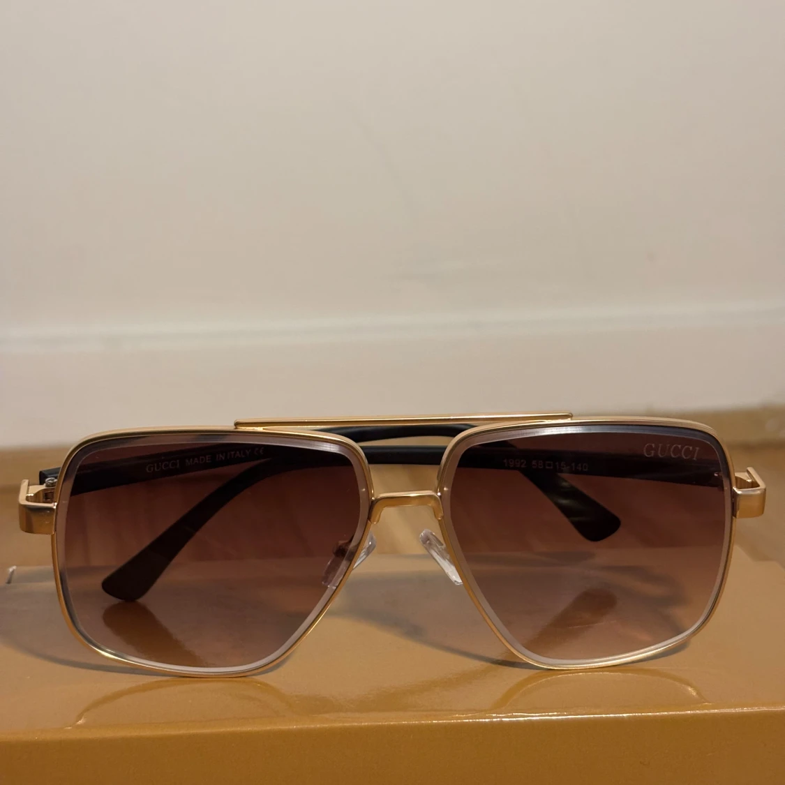 Gucci solglasögon med guldtonad ram - 4