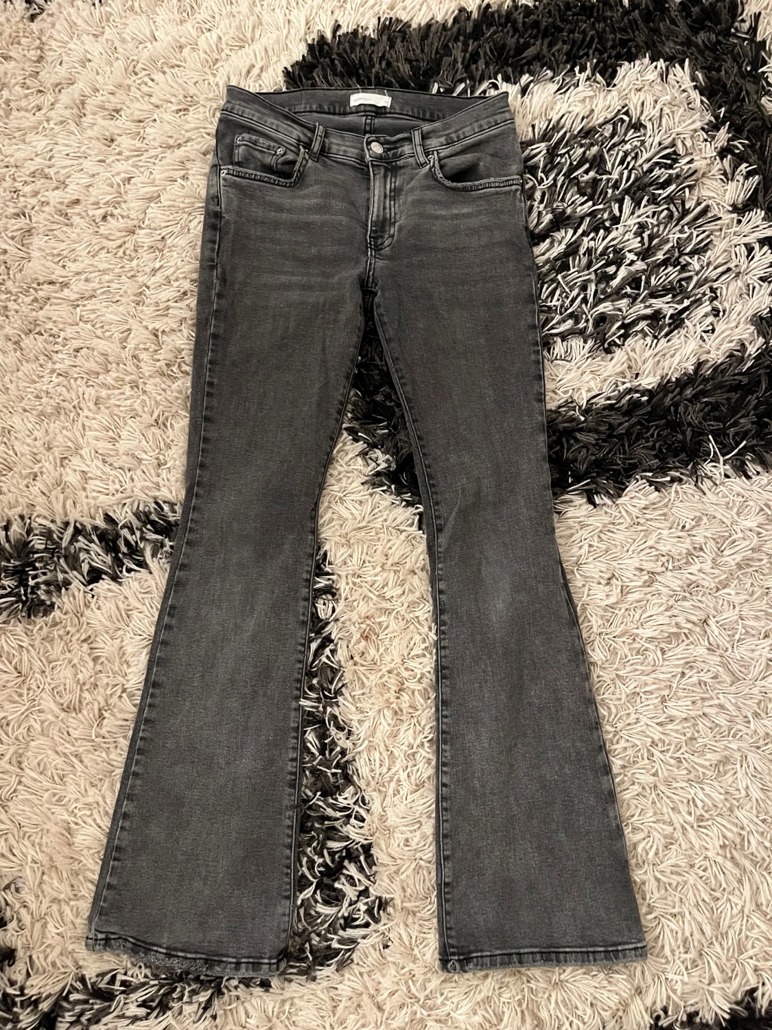 Grå bootcut jeans från Gina  - 2