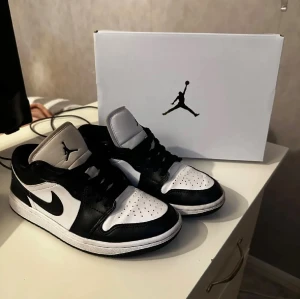 WMNS Air Jordan 1 Low - Använda fåtal gånger, lite creasade i fram men de har creaseskydd & även de skickas med.