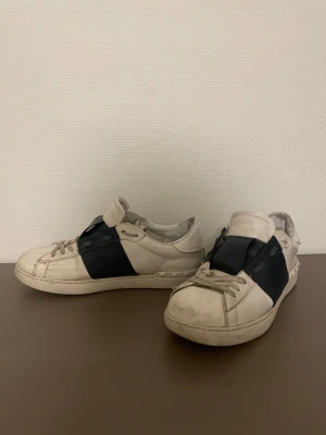 Valentino open - Tjena, nu säljer jag mina valentino opens på grund av att de blev för små. På de 2 sista bilderna kan man se två defekter på tåboxen, annars är skon komplett! Är ni fundersamma över vad somhelst så är det bara att fråga!