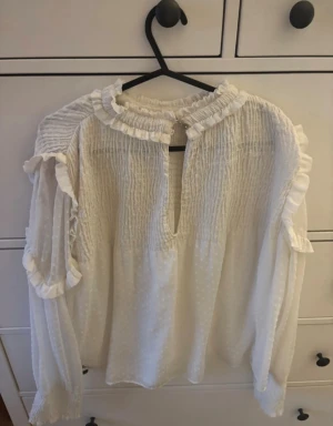Blus från Zara - en jättefin blus från zara som aldrig kommer till användning tyvärr 😇
