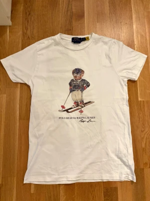 Polo bear Ralph lauren - Extremt bra skick av en fin Ralph lauren t shirt. T shirten har inga tecken på slitage eller defekter.      Nypris=ungefär 1300