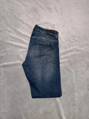 Dondup Ritchie - Snygga blå Dondup jeans med klassisk femficksdesign och diskret slitning framtill. Jeansen har raka ben och normal passform. Skick 8/10 Pris:799kr Storlek:33 