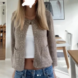 Kofta  - Säljer denna snygga beige,bruna glittriga kofta. Det står att den är i storlek 40 men skulle säga xs-m