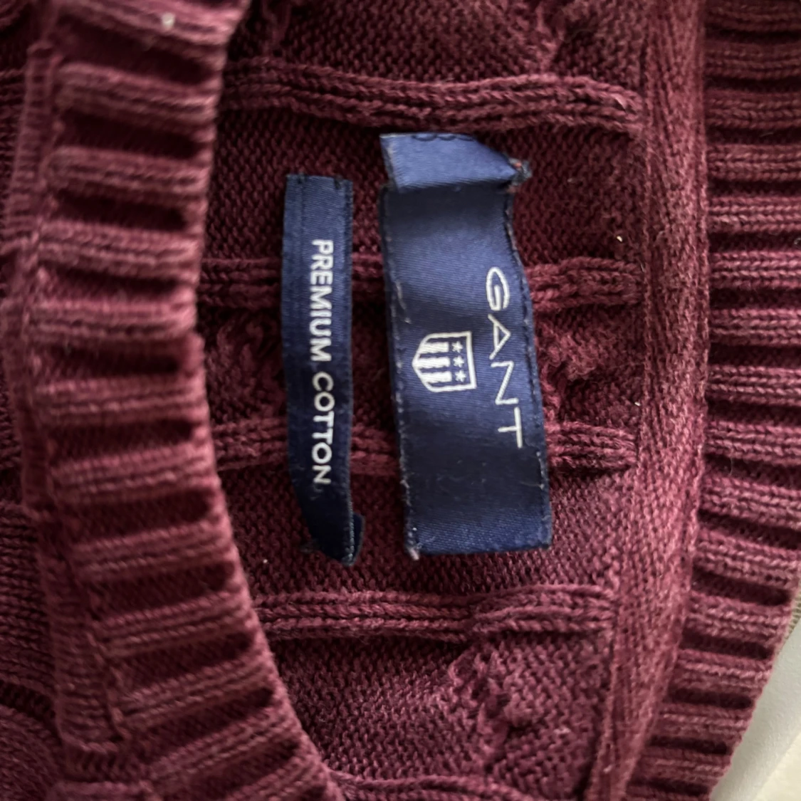 Vinröd kabelstickad tröja från GANT Herr - 3