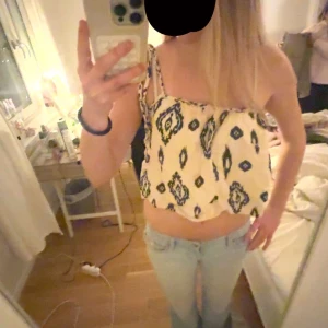 Mönstrad linnetopp från Zara - Supersöt linnetopp från Zara i vitt med svart mönster. Toppen har smala flätade axelband och en luftig, croppad passform. Perfekt för varma dagar och ger en chill vibe till din outfit.