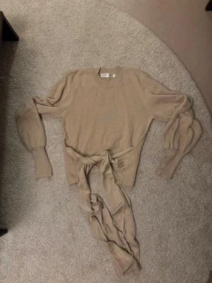 Stickad tröja  - Tröja med knytning 