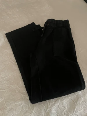 Svarta mjukisbyxor med snörning - Alldrig använt, svarta mjuka mjukisbyxor 