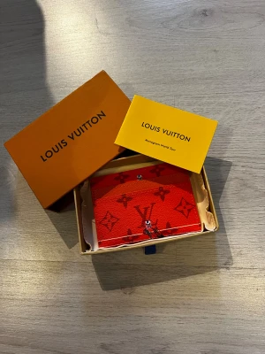 . - Riktigt fet plånbok, riktigt skön tennis design perfekt för alla som gillar tennis. Skriv till mig vid funderingar. Priset kan diskuteras vid snabb affär. Extremt eftertraktad och den enda på plick så först till kvarn 💫