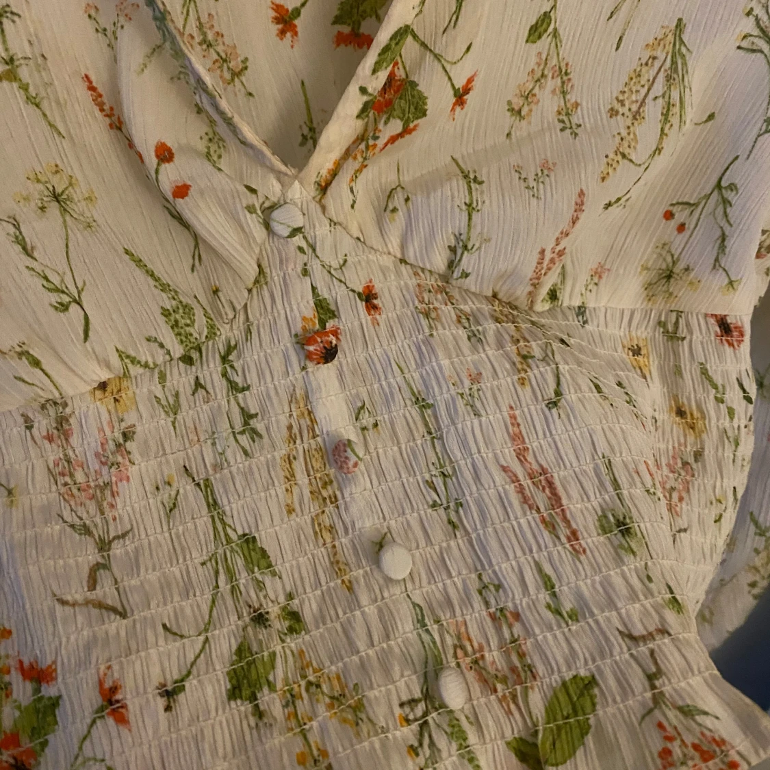 Blommig vit blus med v-ringning - 2