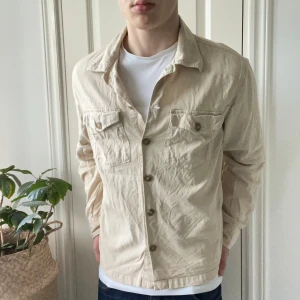 Selected home overshirt  - Selected home overshirt i storlek L. Inga defekter, har inte strukit den men rekommenderar. Modellen är 180 cm 75 kg 