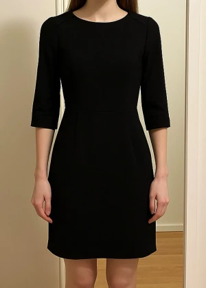 Finklänning från Mango - Mycket fint skick. Inga defekter. Har insydd underkjol. Lite tjockare finare material i polyester/viskos blandning. Har även bälteshällor i midjan för lite tunnare bälte att lägga i men tyvärr tappat bort det. Går hur bra som helst att lägga i eget om så önskas.  40 cm från armhåla till armhåla 33 cm i midjan mätt tvärs över 86 cm lång