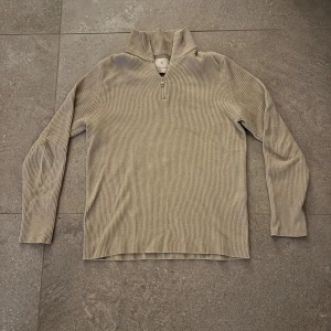 Jack and Jones beige ribbad half zip tröja  - En stilren och snygg tröja från Jack & Jones  som funkar till många outfits. Materialet är mjukt och skönt, perfekt för kyliga dagar. Passformen är normal och färgen är neutral beige. Den är knappt använd och är i skick 9,5/10. Size S. Skriv om ni har frågor!  