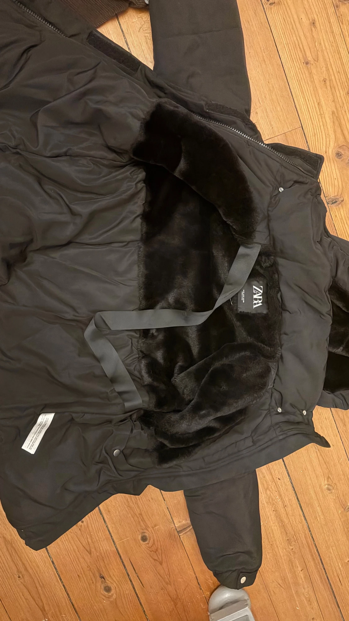 Svart pufferjacka från ZARA med huva