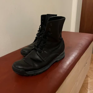 Svarta Acne boots - Coola svarta acne boots i mycket bra skick och väl omhändertagna