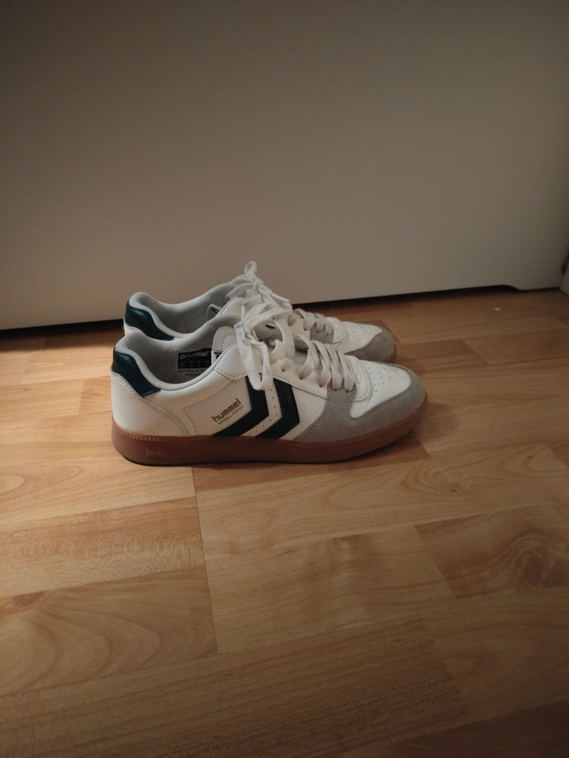 Vita och grå Hummel sneakers