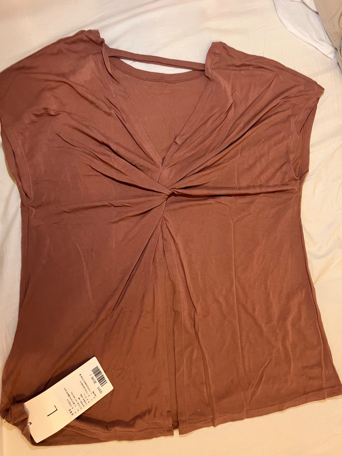 Brun omlottopp med v-ringning