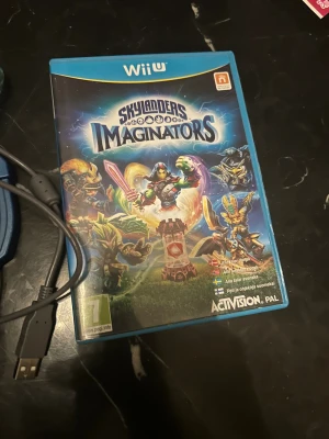 Skylanders Imaginators Wii U Starter Pack - Skylanders Imaginators till Wii U med portal, flera figurer och kristall. Allt i gott skick, inga synliga defekter. Perfekt för samlare eller familjer som vill spela tillsammans. Komplett med originalspel, figurer och tillbehör.