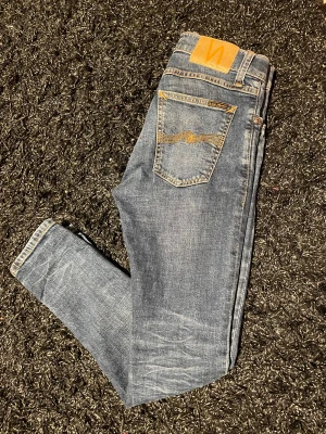 Nudie jeans - Ett par feta nudie jeans i modellen tight terry. Jeansen är i nyskick utan några defekter! Storlek 28/28 men skulle säga att dom passar 28/30 också (mått nedan). Bara att skriva om det är några frågor!😁                                      Längd:96cm.                                     Midjemått:38cm