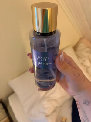 Tre Victoria's Secret body mists - Snygg trio med Victoria's Secret body mists: Midnight Bloom, Oasis Blooms och Shimmering Shores. Varje flaska innehåller 250 ml. Säljes tillsammans för 100kr