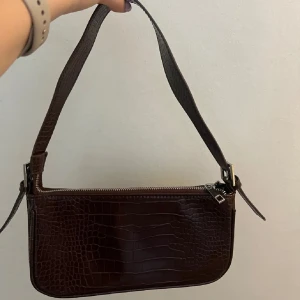 Väska - Fin brun axelbandsväska från Gina🤎