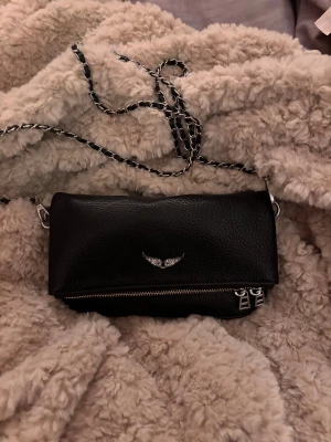 Zadig&voltaire väska - Snygg zadig väska i jätte bra skick. Väskan är i skinn och har även en tillkomande mindre rem (sista bilden) säljer då den inte kommer till användning nått mer💗💗öppen för prisförslag