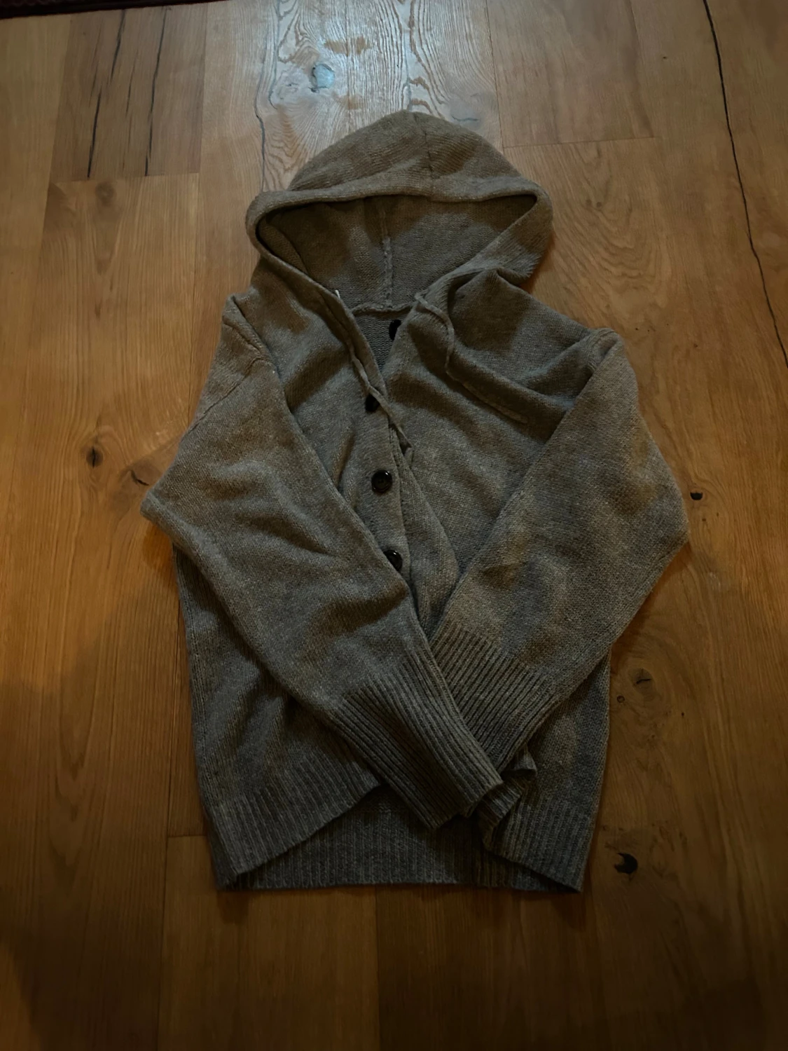 Grå kofta med huva och knappar - 1