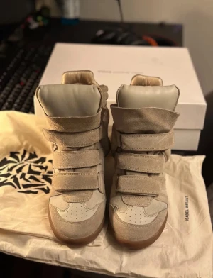 Beige höga sneakers Isabel Marant - Säljer ett par höga sneakers från Isabel Marant i beige mocka och skinn. Skicka bud, kan sänka pris vid snabb affär😁