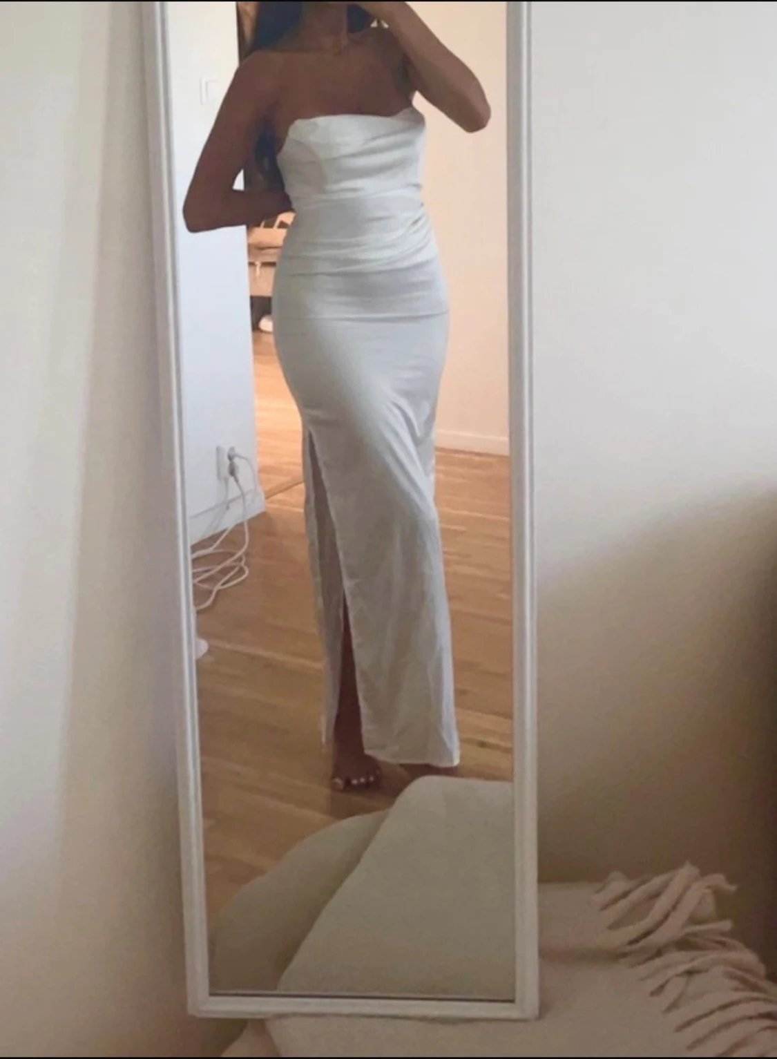 Vit axelbandslös långklänning med slits - 1