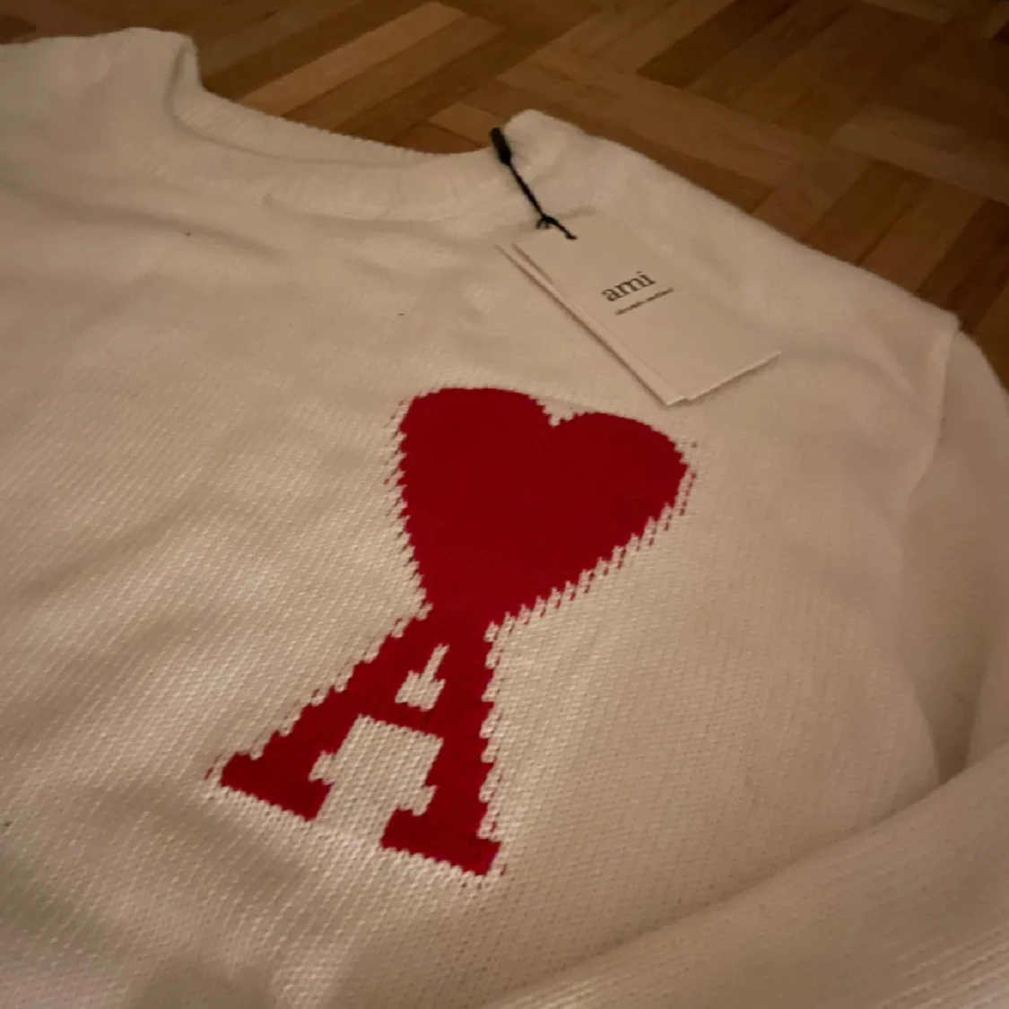 Vit stickad tröja med rött hjärta från Ami - 1