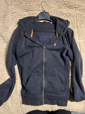Svart hoodie från Next med huva XS - Rensar ut min garderob, alltså vissa kläder som är väll använda vissa är knappt använda, storlek ser ni. Väldigt bra pris på allt så köp boundell om ni vill!! Hör av vid frågor 