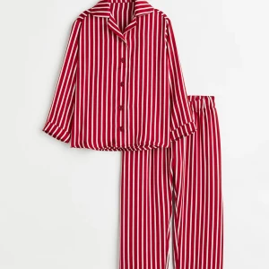 Rödvit randig pyjamas - Jättefin röd vit randig pyjamas i satin från h&m. Perfekt nu för julafton! Storlek S och I jättefint skick! Finns inte kvar på hemsidan. 