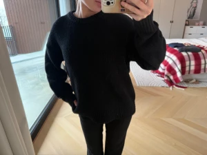 Svart stickad tröja från Bik Bok - Svart sticksd tröja från Bikbok, knottrig men super skön