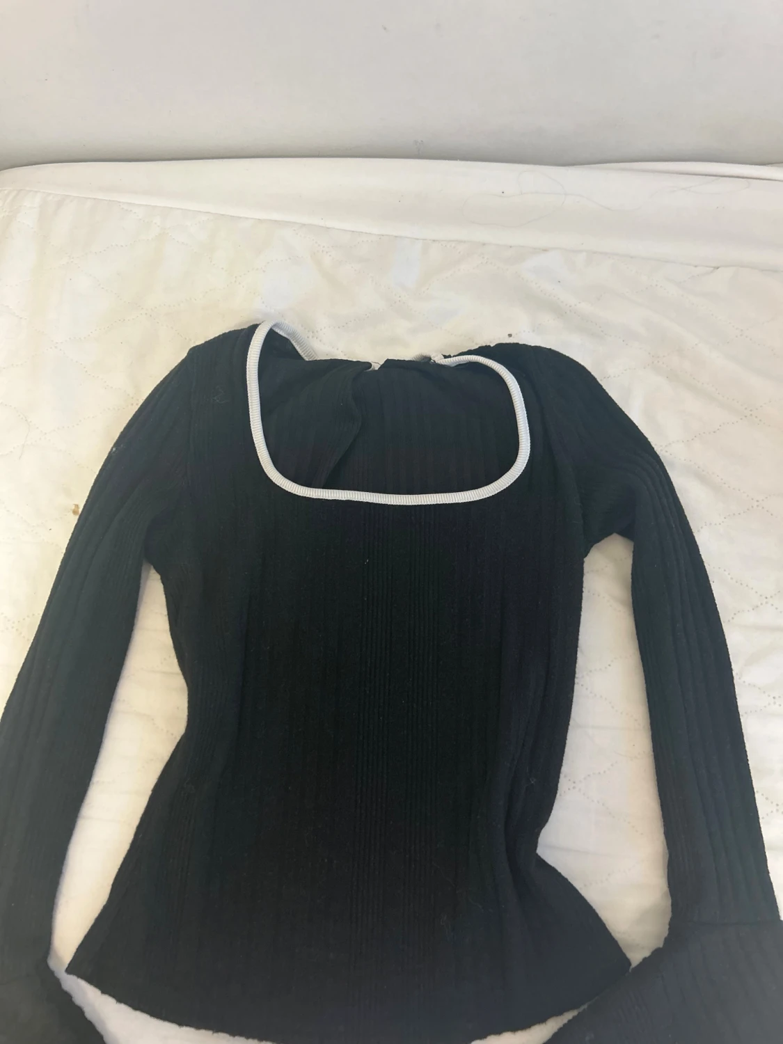 Svart ribbad långärmad topp med vit kant - 1
