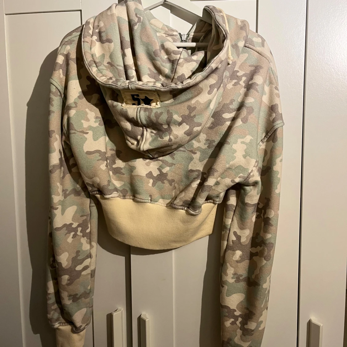 Äkta! Camo croppad hoodie Hidden Cult XS - 2