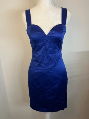 Klänning - Sjukt snygg klänning i storlek 36 (S) men passar även mig som vanligtvis bär XS. Klänningen har en figurnära passform och dragkedja i ryggen. Använd en gång och i utmärkt skick 💙