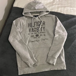 Hilfiger Hoodie - Säljer denna stilrena Tommy Hilfiger hoodie i storlek M. Mycket bra skick, inga defekter!
