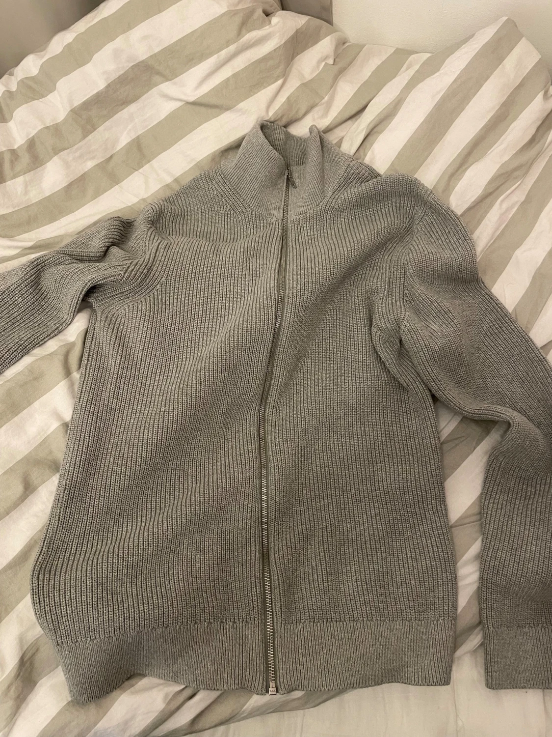 Grå stickad kofta från East West - 1