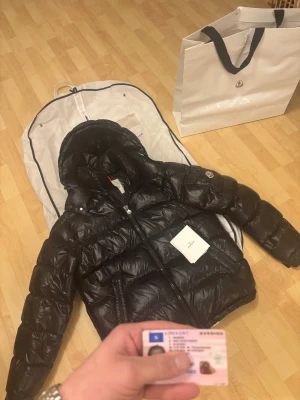 Moncler Maya  - Tjena! Säljer denna feta Moncler Maya storlek 4 som jag har har haft i 2 vintrar, det som är med på bilden medföljer. Köpt på Highend Sweden av en pålitlig säljare så givetvis legit och enkelt att göra LC på. Skick 8/10 lite smutsig vid nacken men går enkelt att fixa. Skriv om ni vill ha mer bilder.