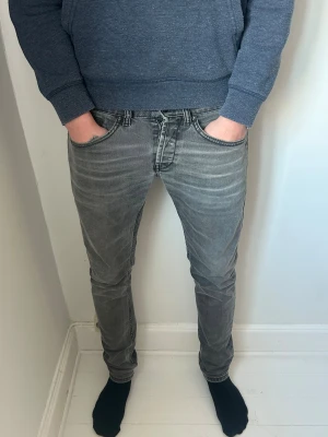 Dondup George jeans - Säljer nu ett par dondup George jeans i storlek 31. Jeansen har en snygg grå färg som är perfekt mot höst/vintern. Hör av dig vid funderingar och frågor!