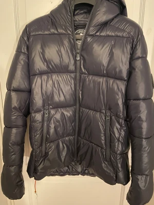 Save the duck jacka  - Säljer min feta save the duck jacka . Kvaliten är riktigt bra. Jackan är i storlek M 