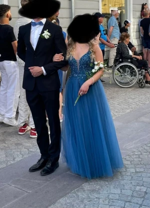 Balklänning  - Min balklänning från balen 2023💙 Älskar den men kommer tyvärr aldrig använda den igen!Uppsydd till mig som är 155 + 8cm höga klackar 💙Nypris 5500kr