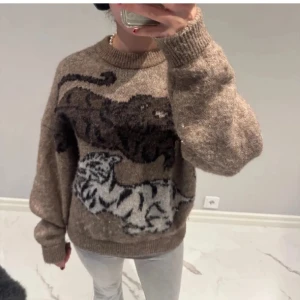  Stickad tröja med motiv 😽 -  En mysig höst tröja med två tigrar på . Från Carin  Wester Inga defekter eller tecken på användning.Pris kan diskuteras!💓💓