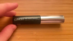 Clinique High Impact Mascara svart - Clinique High Impact Mascara i färgen 01 Black. Snygg tub med svart kropp och silvrigt lock. Ger volym och definition till fransarna. Perfekt för dig som vill ha intensivt svarta fransar och ett lyxigt resultat. Smidig att ta med i väskan. Använd några gånger. Parfymfri, hypoallergenisk.