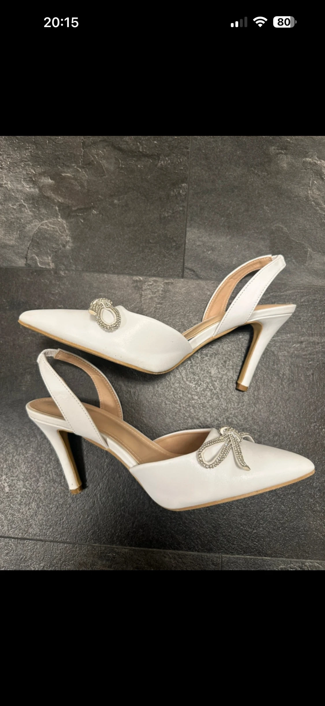 Vita pumps med strassrosett