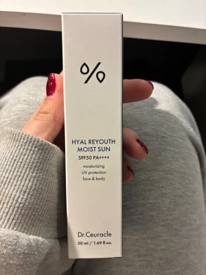 Dr.Ceuracle Hyal Reyouth Moist Sun SPF50 - Dr.Ceuracle Hyal Reyouth Moist Sun är en ansiktskräm med SPF50 PA++++ som ger intensiv återfuktning och UV-skydd för både ansikte och kropp. Innehåller 10 typer av hyaluronsyra. Kommer i en stilren vit och blå förpackning, 50 ml. Nypris 349 på glowid